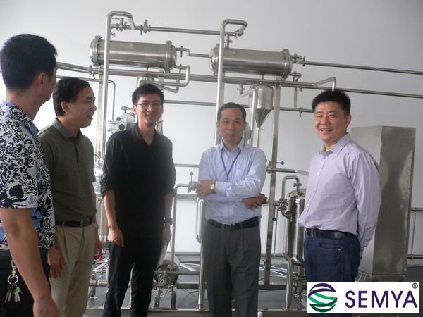 伽力森董事長(zhǎng)總經(jīng)理和我公司總經(jīng)理實(shí)驗(yàn)室合影