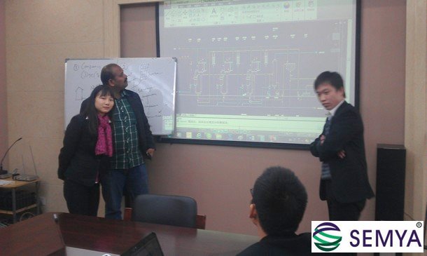 工程師和印度客戶交流設備工藝流程